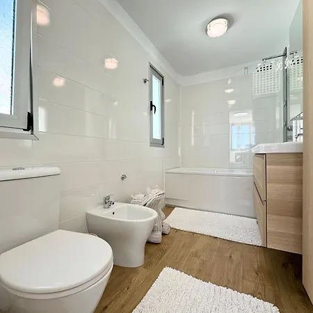 Con Vista Al Mar Y Piscina Privada 빌라 아데제